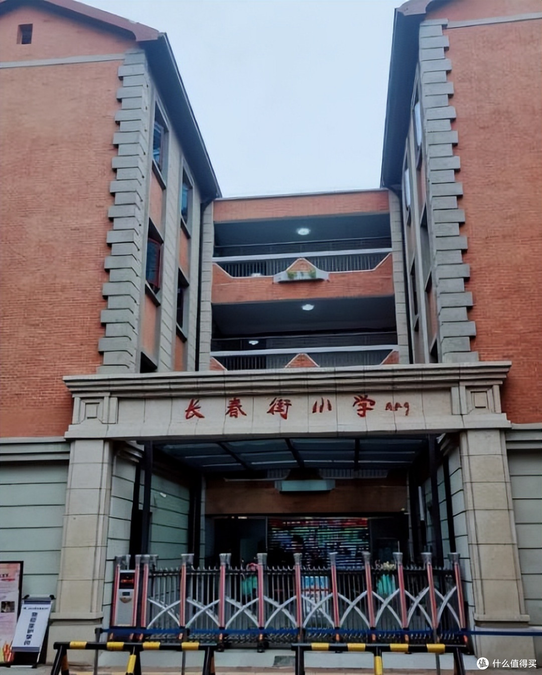 为何有钱人偷偷收购“老旧小区顶楼”?知情人说出实情,原来如此