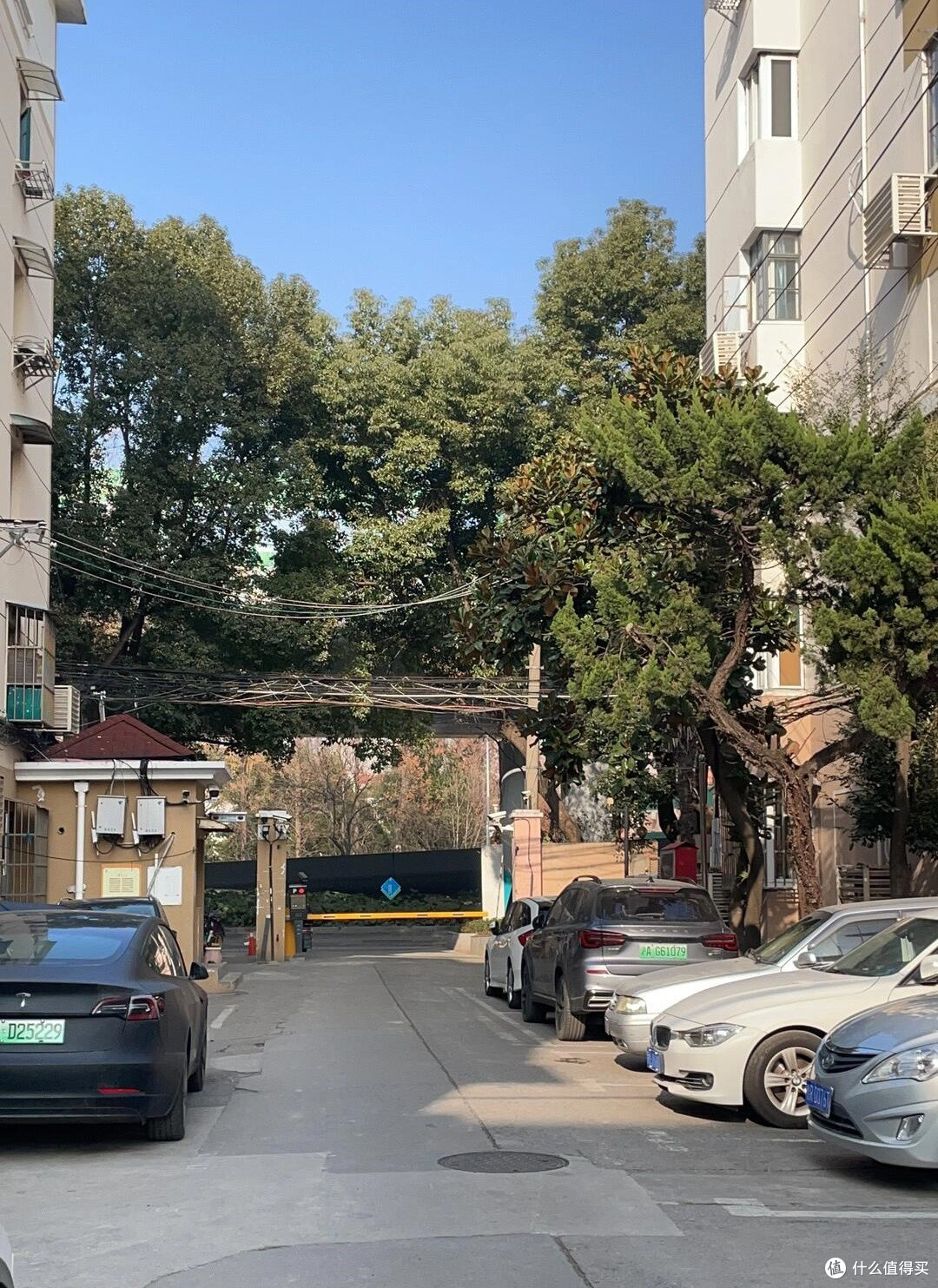 为何有钱人偷偷收购“老旧小区顶楼”?知情人说出实情,原来如此