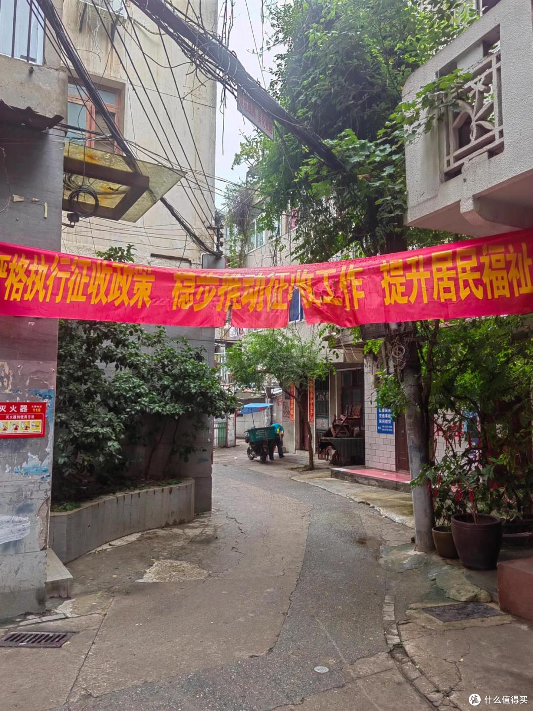 为何有钱人偷偷收购“老旧小区顶楼”?知情人说出实情,原来如此