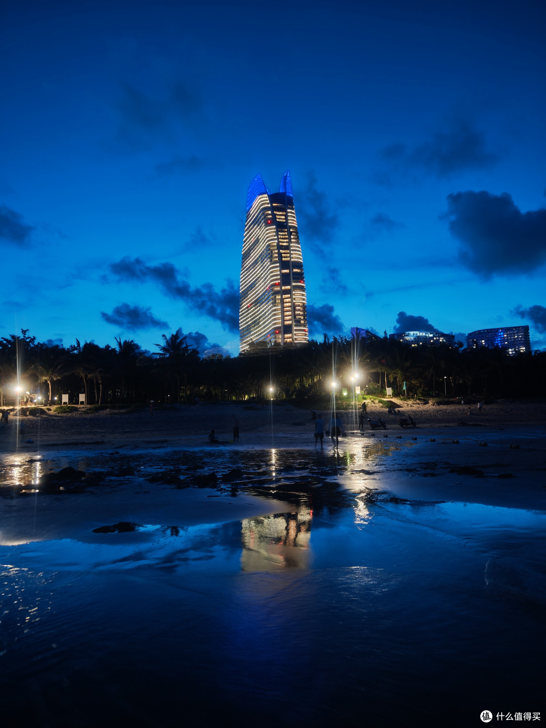 夜晚的沙滩和夜色下的风帆楼