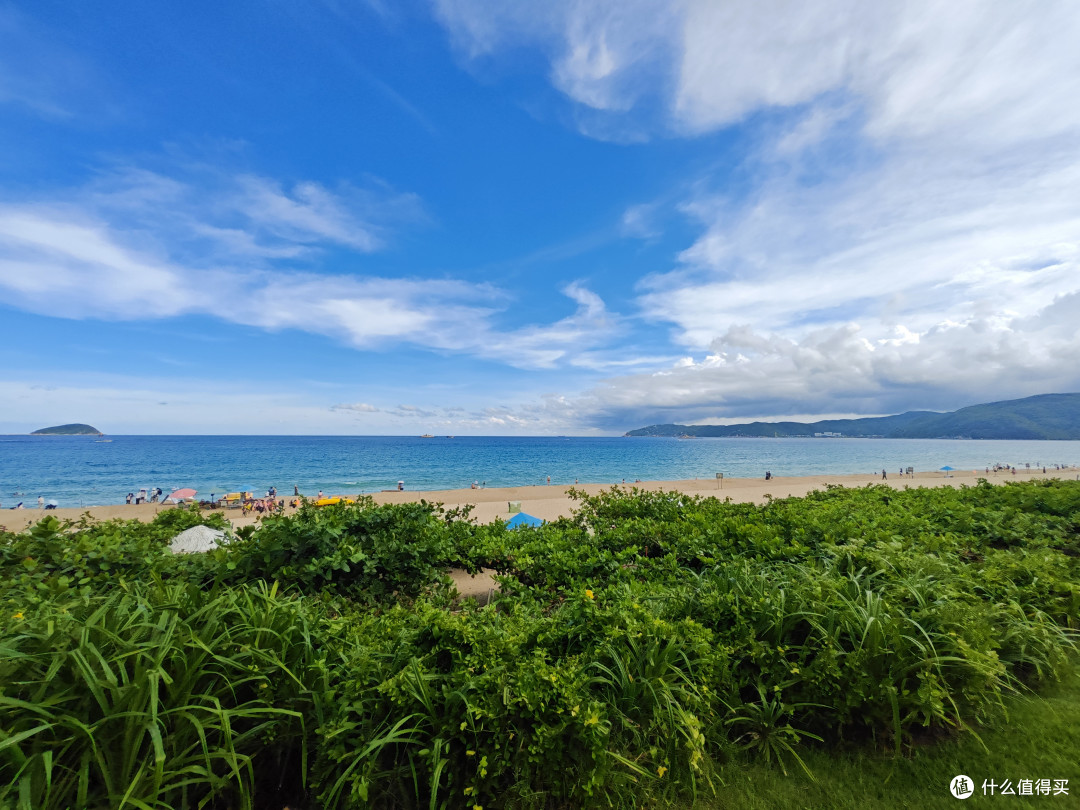 阳光越炽烈，海水越湛蓝