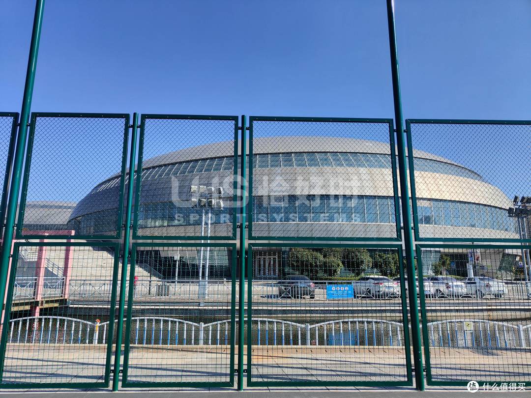 篮球场围网全解析：材质选择、安装规范与采购建议