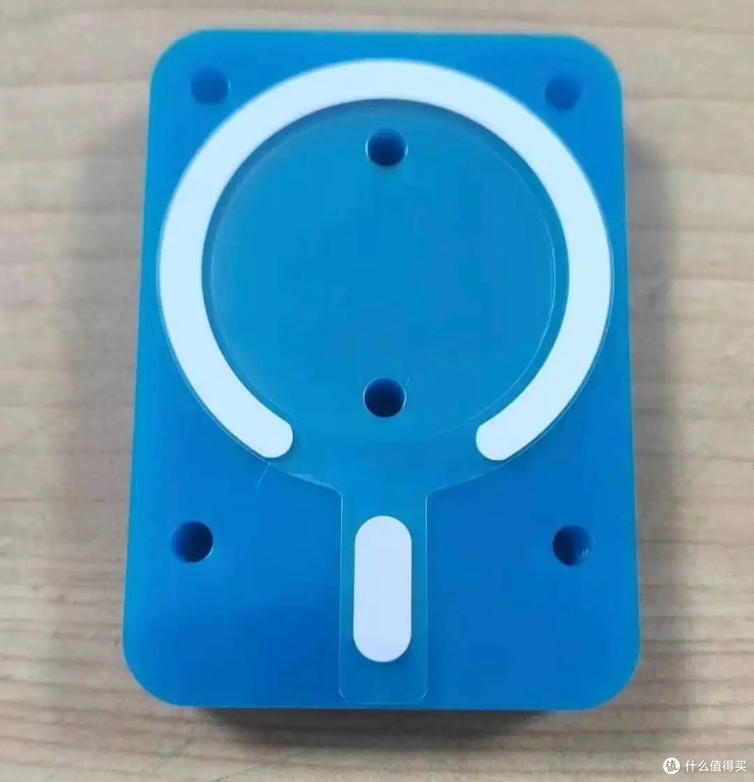 iPhone 17 Pro 新 MagSafe 设计曝光:圆形底部带开口