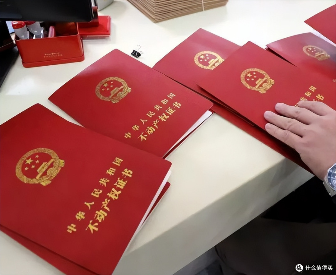 父母给子女过户房子，生前办和过世办哪个更划算？选错多花几十万