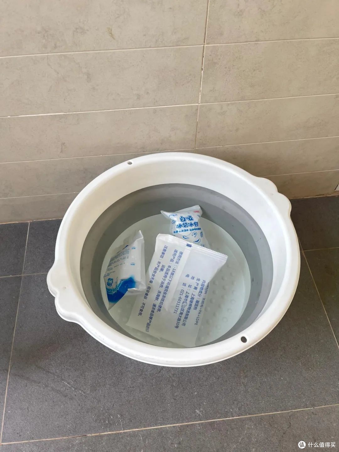 被年轻人的夏日“降温大法”惊到了！换个思路后，我一点都不热