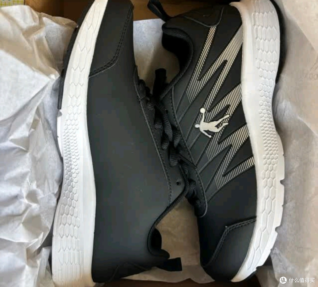 乔丹革面防泼水跑鞋:舒适与品质的双重之选