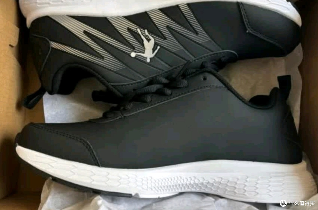 乔丹革面防泼水跑鞋:舒适与品质的双重之选