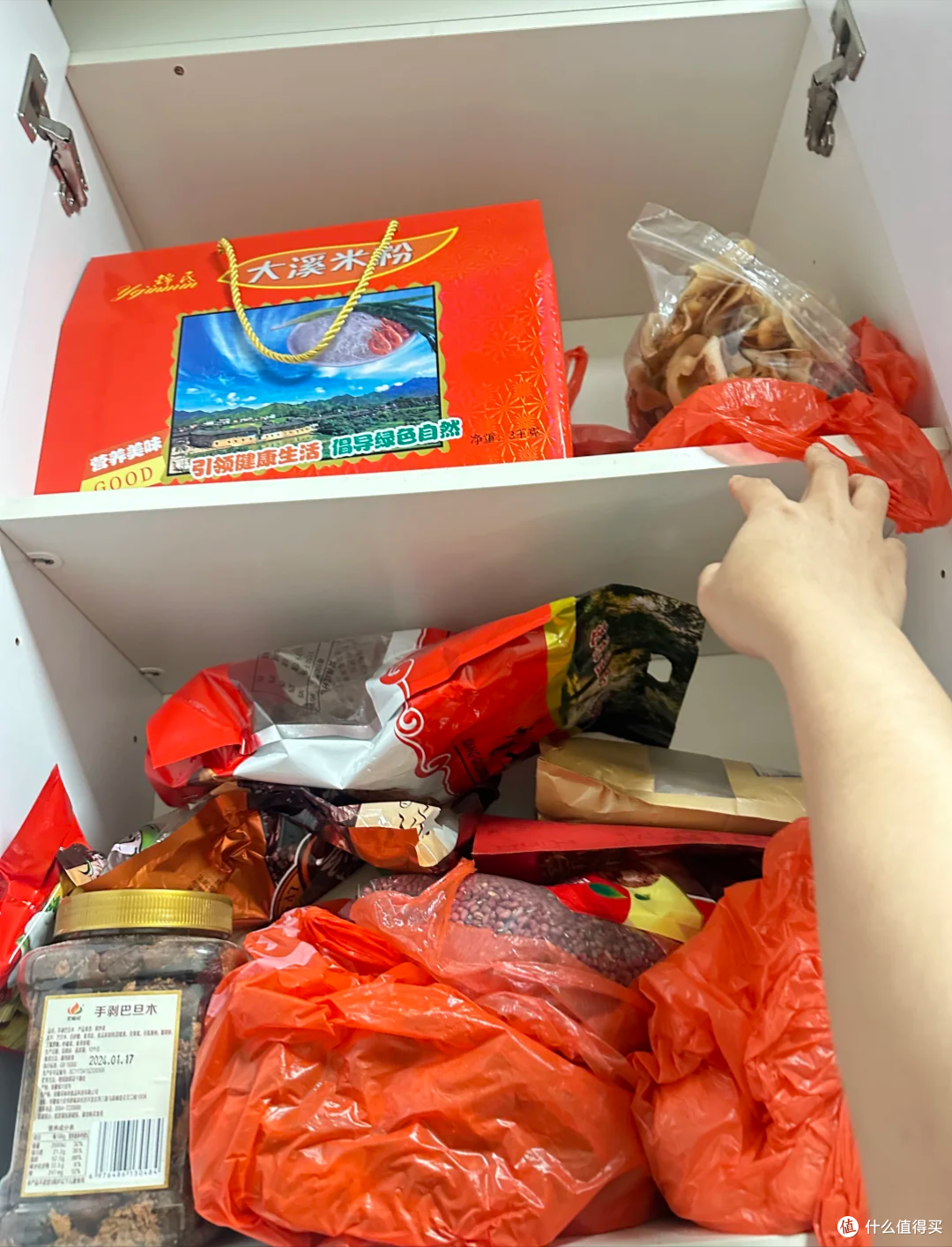 被邻居家的厨房不装吊柜给惊艳到,换个思路设计:收纳美观两不误