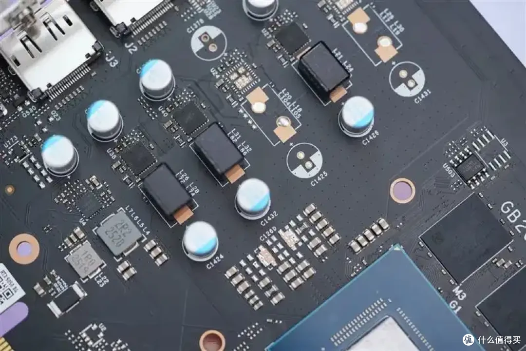 完美替代3050!RTX 5050首发评测:DLSS4/AI/生产力全方面飞跃