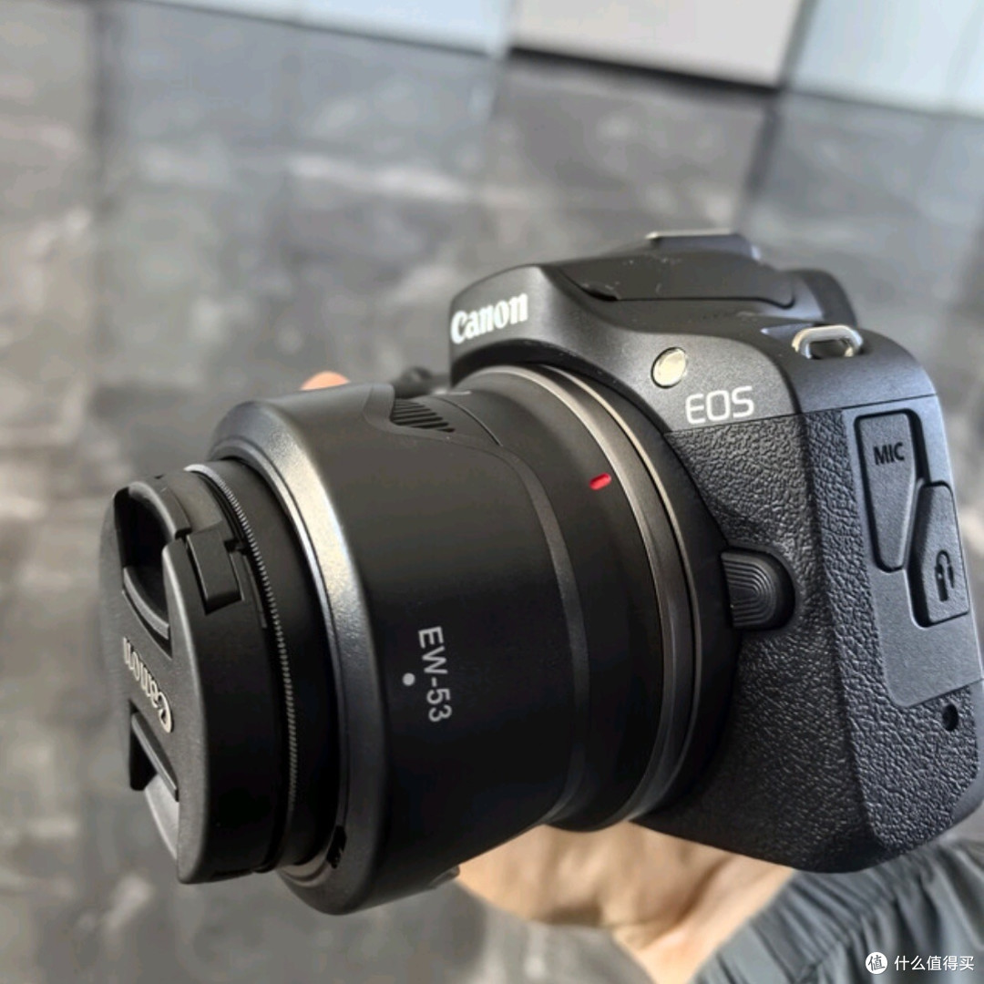 佳能R100微单相机：入门级旅行Vlog神器，小巧便携的4K拍摄伴侣