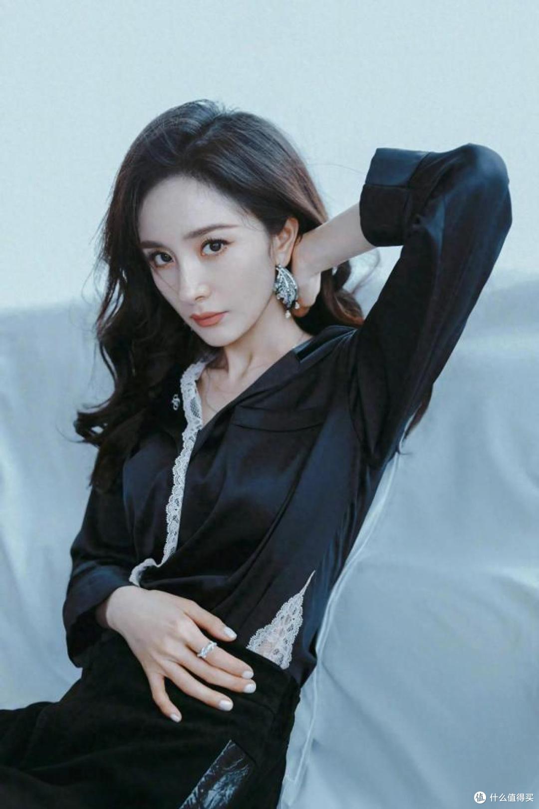 杨幂黑色衬衫 + 直筒裤,松弛气场直接拉满,谁看了不迷糊~