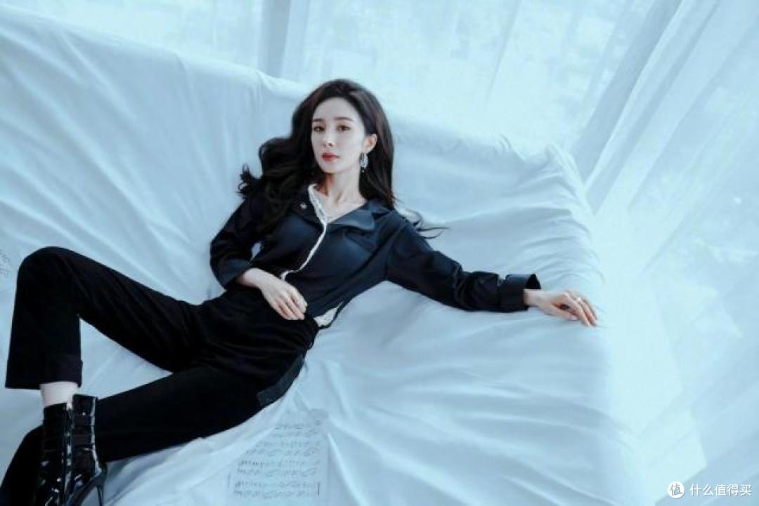 杨幂黑色衬衫 + 直筒裤,松弛气场直接拉满,谁看了不迷糊~