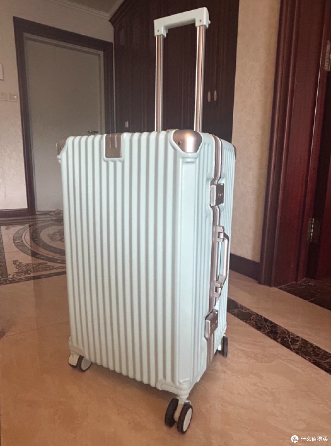 锐承旗舰店行李箱:大容量结实耐用的旅行伙伴
