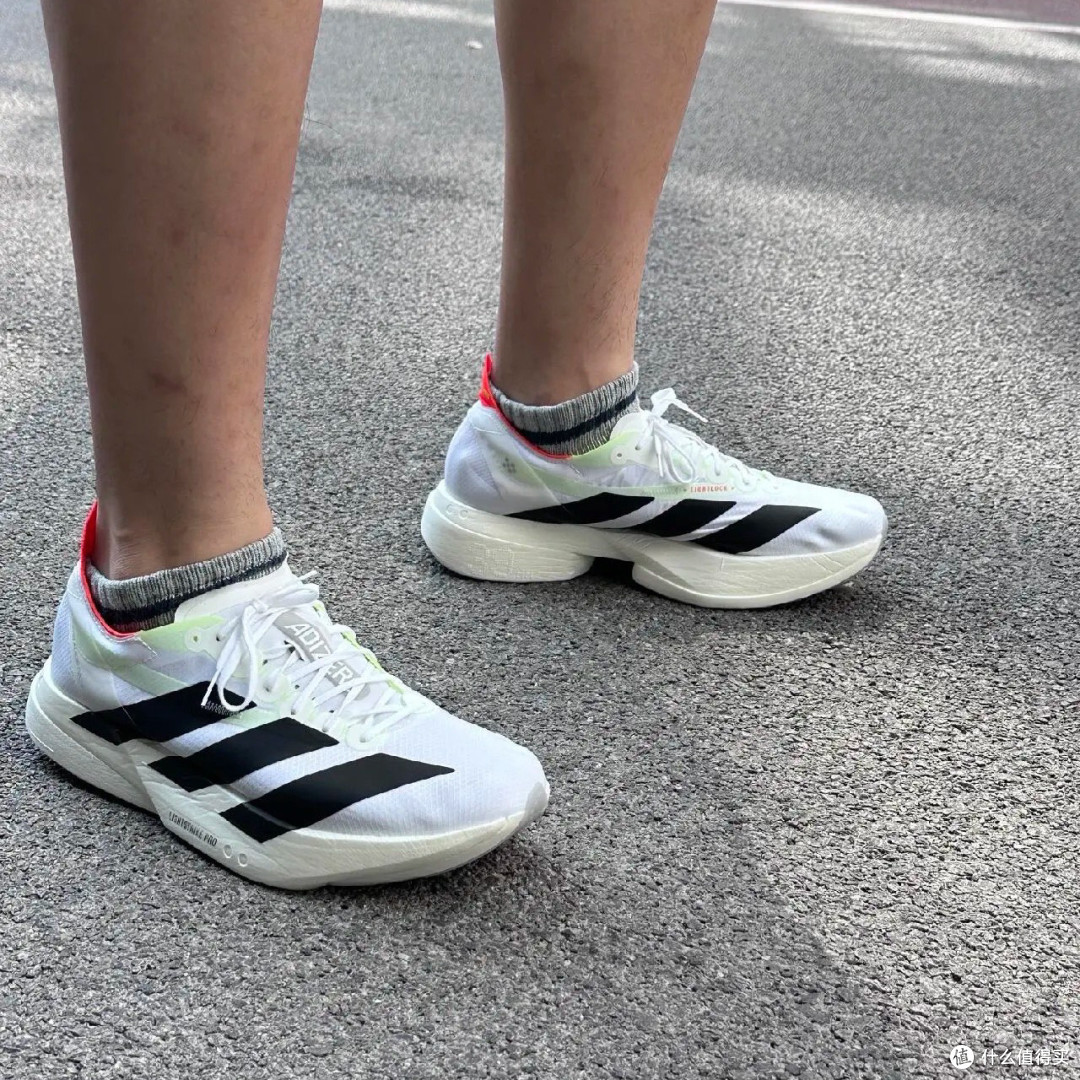 告别跑步“拉胯”!这双阿迪跑鞋带你逆风翻盘