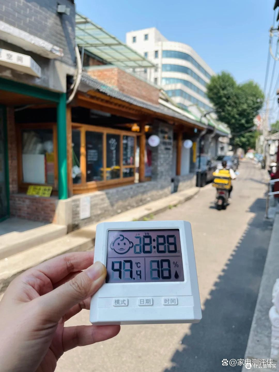 开空调时,房间里要不要放盆水?售后师傅提醒后,我立马改了!