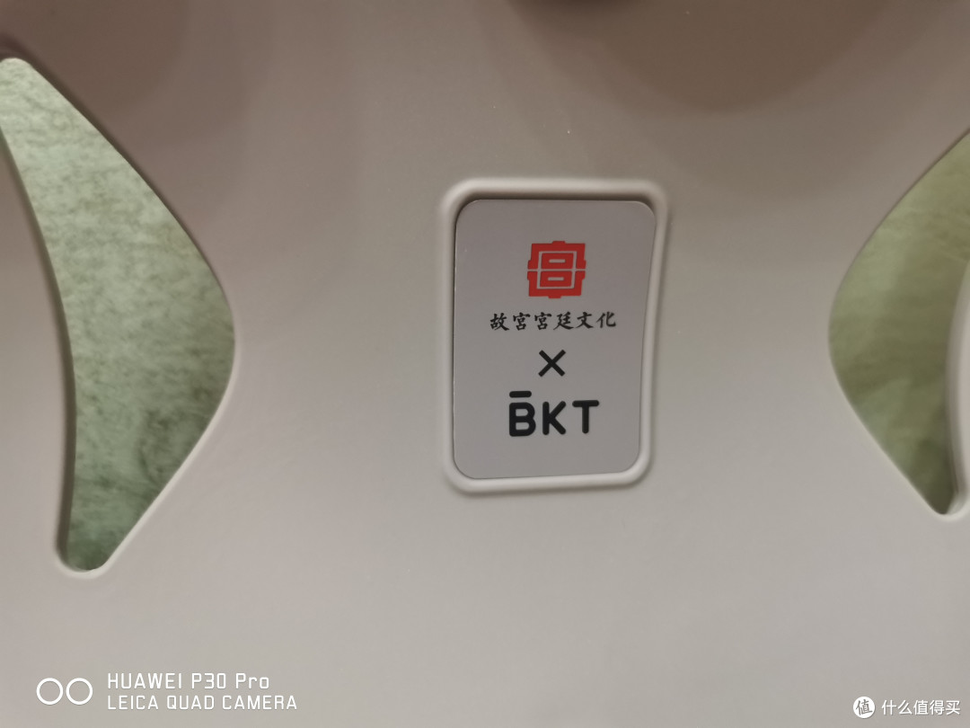 故宫联名护腰垫:丁香紫美学与功能兼备