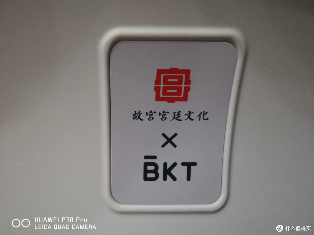 故宫联名护腰垫:丁香紫美学与功能兼备