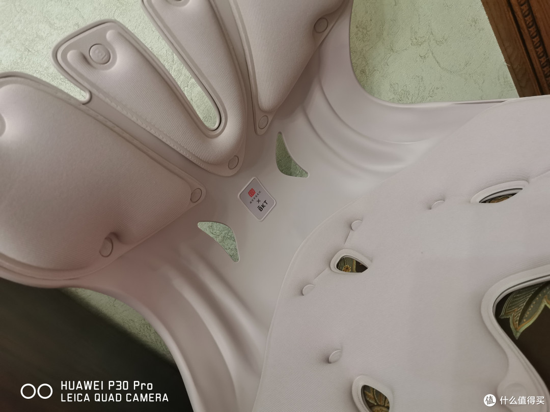 故宫联名护腰垫:丁香紫美学与功能兼备