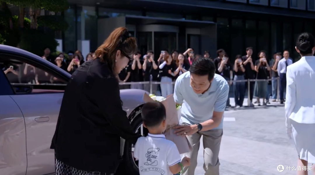 小米YU7正式交付,雷军躬身开门,友商们还是学不来