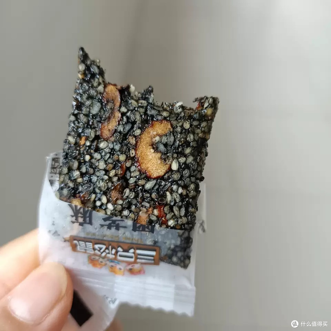 三只松鼠黑芝麻核桃软糕:健康美味的零食新体验