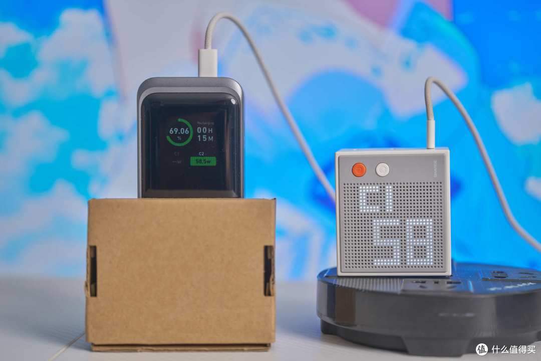 出游好伴侣,闪极随行Mini2充电宝+点阵屏充电器