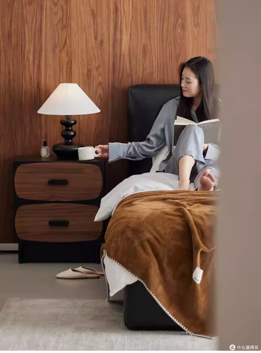 EvitaHome 轻奢复古实木床头柜:小户型卧室的优雅收纳之选