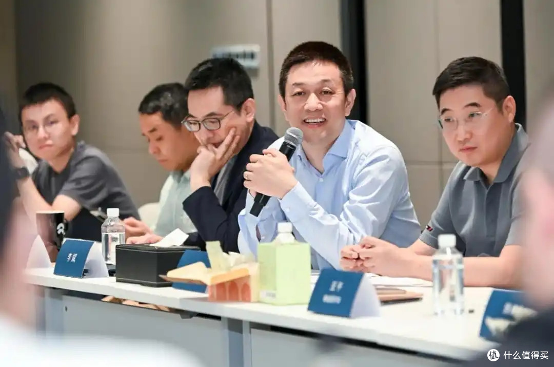 李斌炮轰“电池越大越好”:马路都快被压塌了,你还觉得香吗?