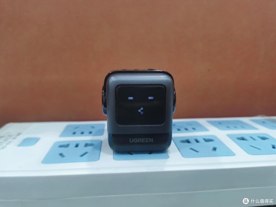 这充电器居然会卖萌?!我的桌面从此多了个会变脸的小可爱