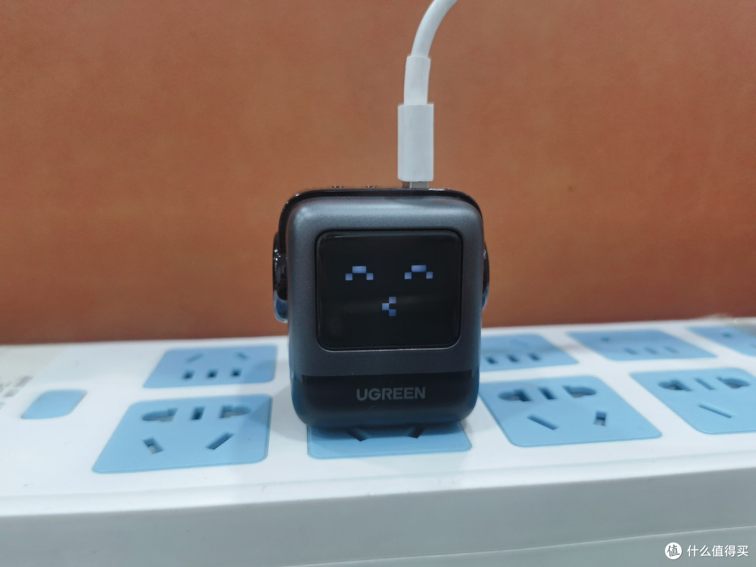 这充电器居然会卖萌?!我的桌面从此多了个会变脸的小可爱