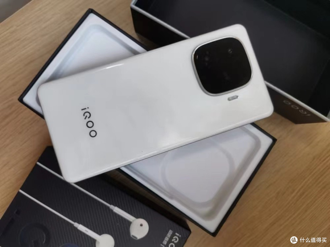 iQOO更亲民了，骁龙8sGen3+6400mAh+DC调光，16GB+256GB仅1459元