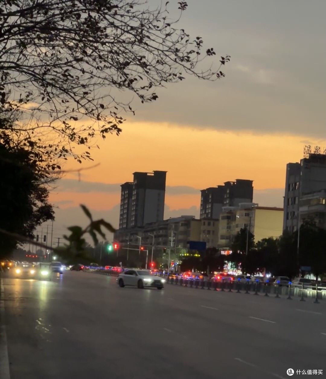 喝一口乌苏小麦白啤，感受清爽