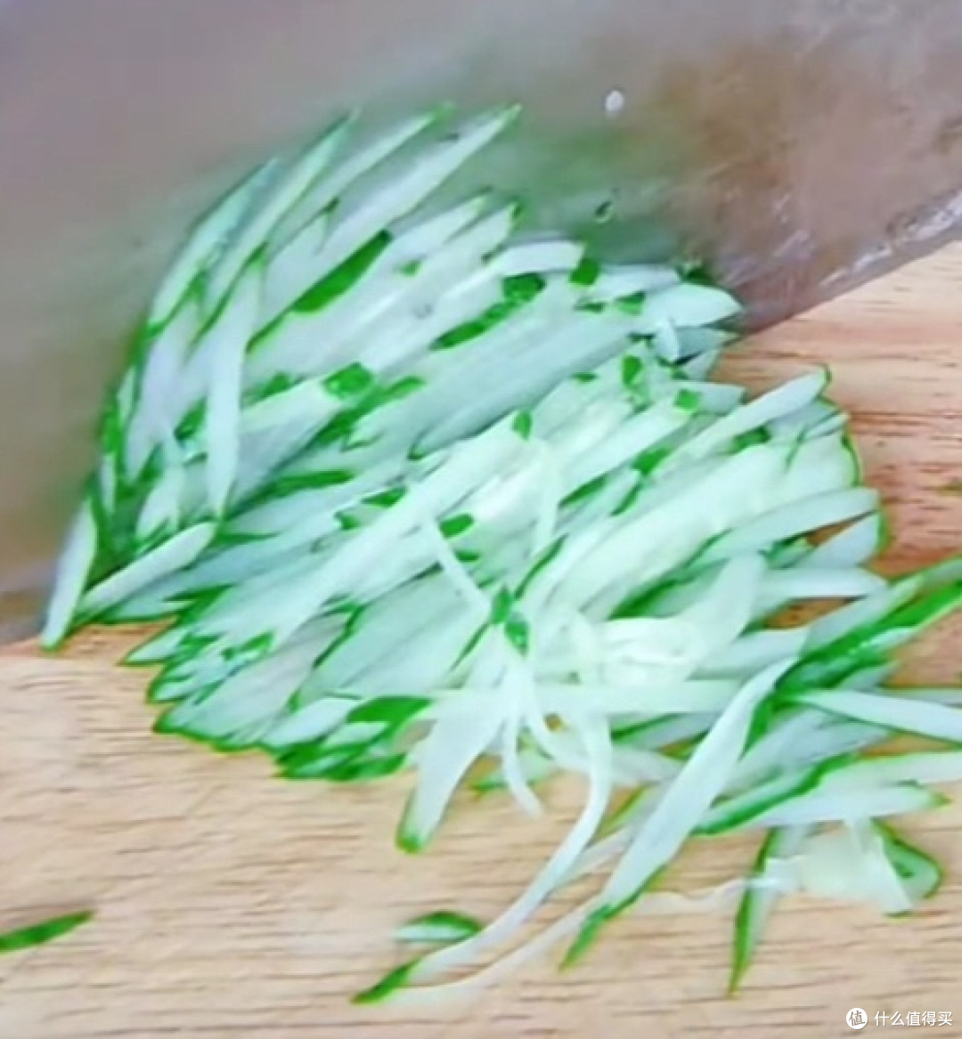 夏日清爽减脂菜:凉拌魔芋黄瓜丝
