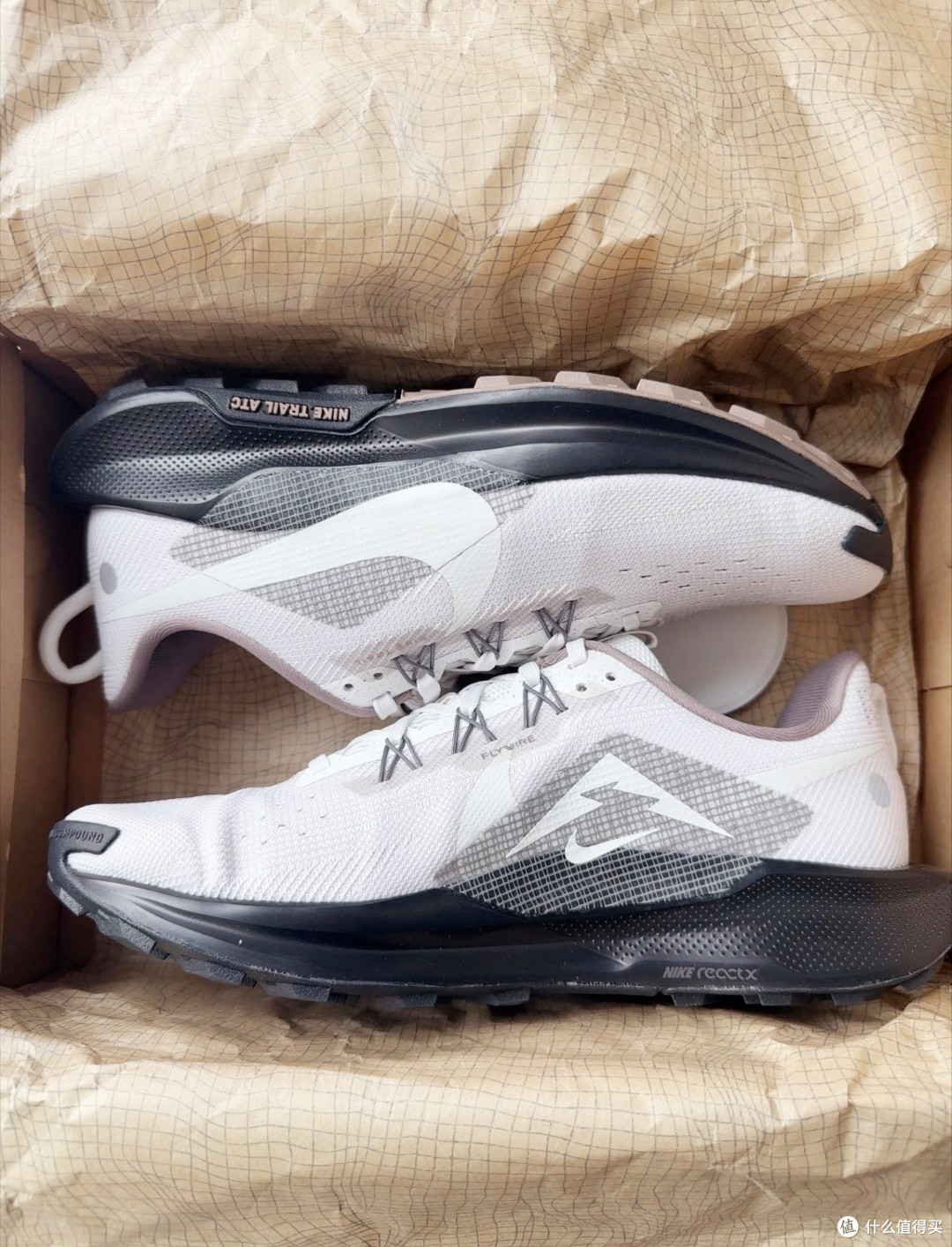 “轻越野+日常通勤”的万金油跑鞋:Nike REACTX PEGASUS TRAIL 5