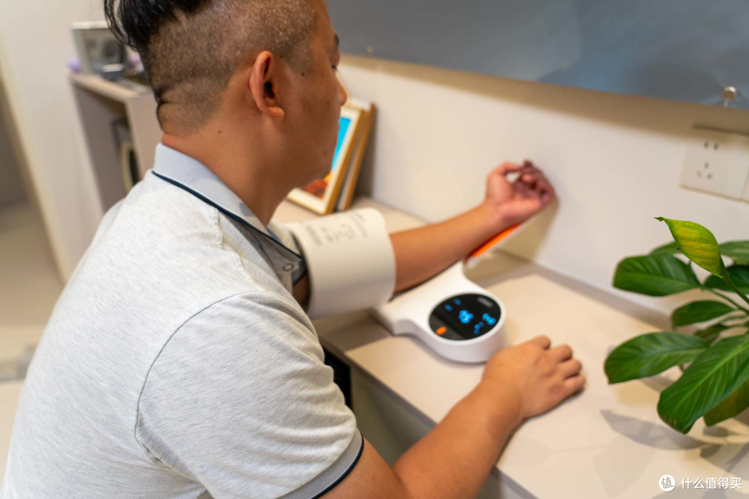 专业评测|左点臂筒式电子血压计：颜值与精度并存，守护全家健康