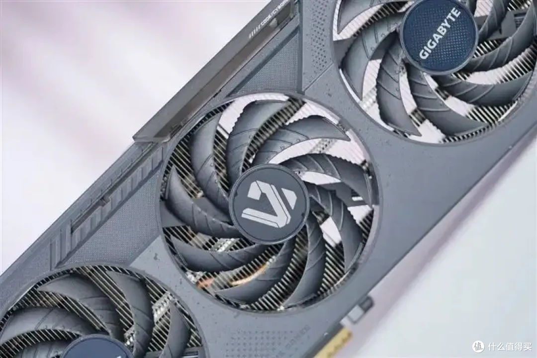 技嘉RTX 5050 GAMING OC显卡评测:升级DLSS 4的新版“RTX 4060”