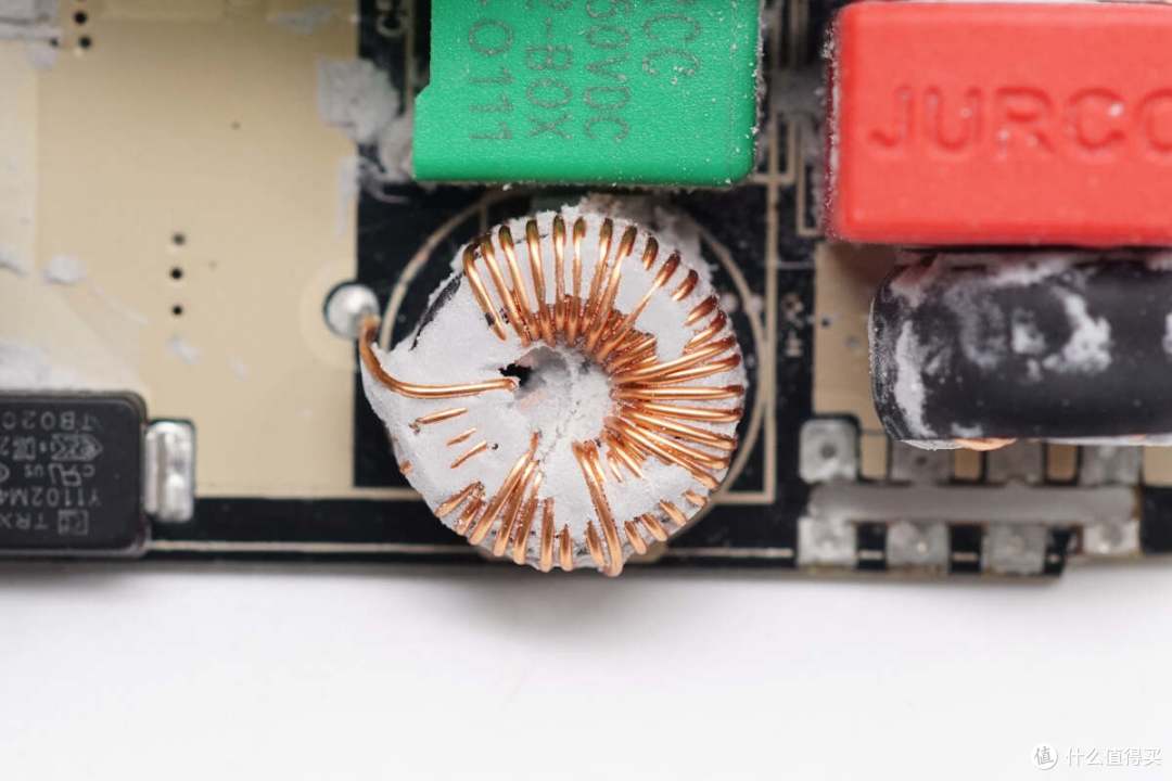 可控像素点阵设计,科技感满满,闪极点阵屏140W氮化镓充电器拆解