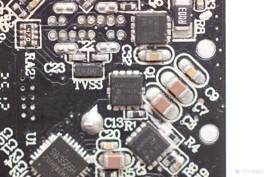 可控像素点阵设计,科技感满满,闪极点阵屏140W氮化镓充电器拆解