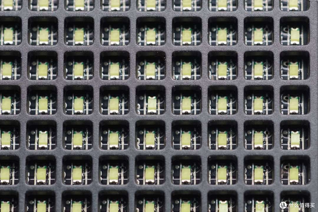 可控像素点阵设计,科技感满满,闪极点阵屏140W氮化镓充电器拆解