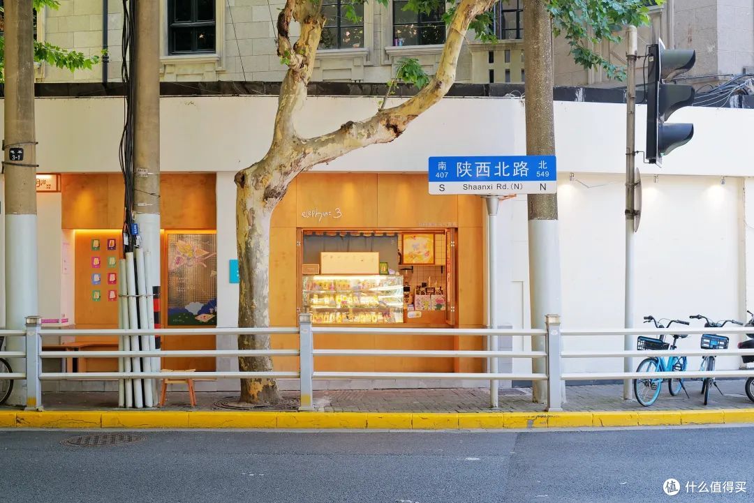 这条被Prada带火的小马路,简直卷出了宇宙