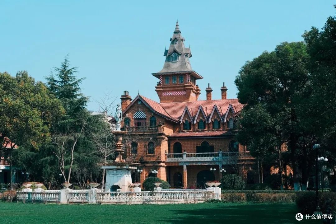 这条被Prada带火的小马路,简直卷出了宇宙