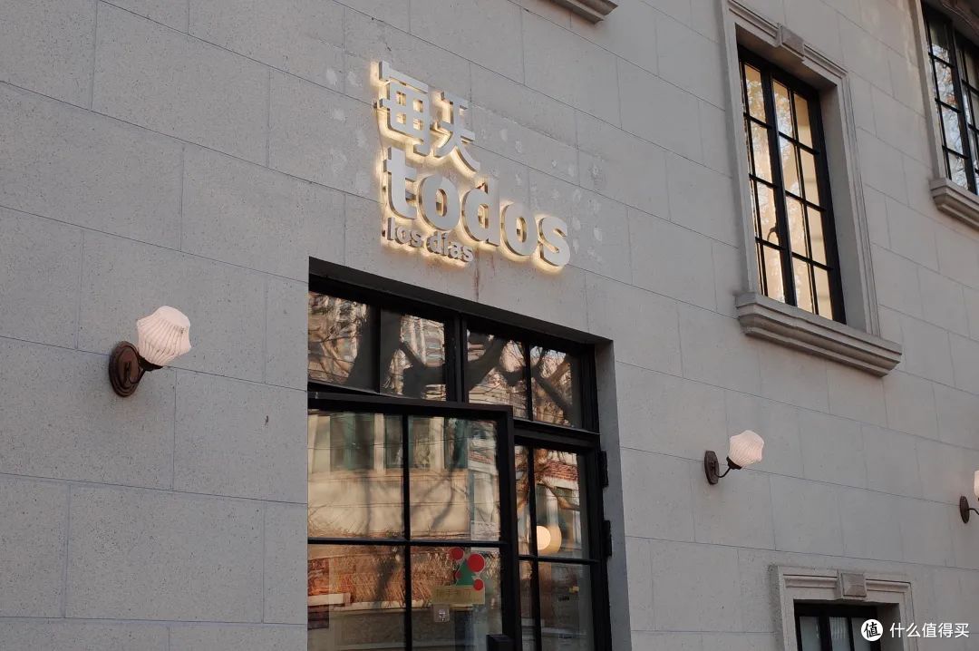 这条被Prada带火的小马路,简直卷出了宇宙