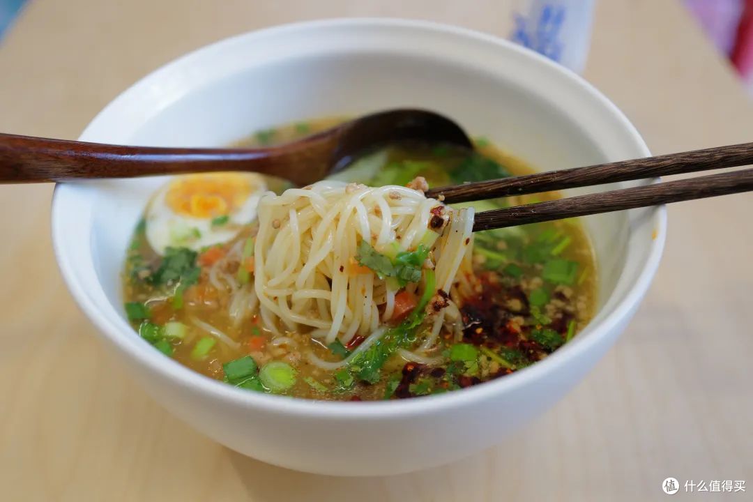 这条被Prada带火的小马路,简直卷出了宇宙