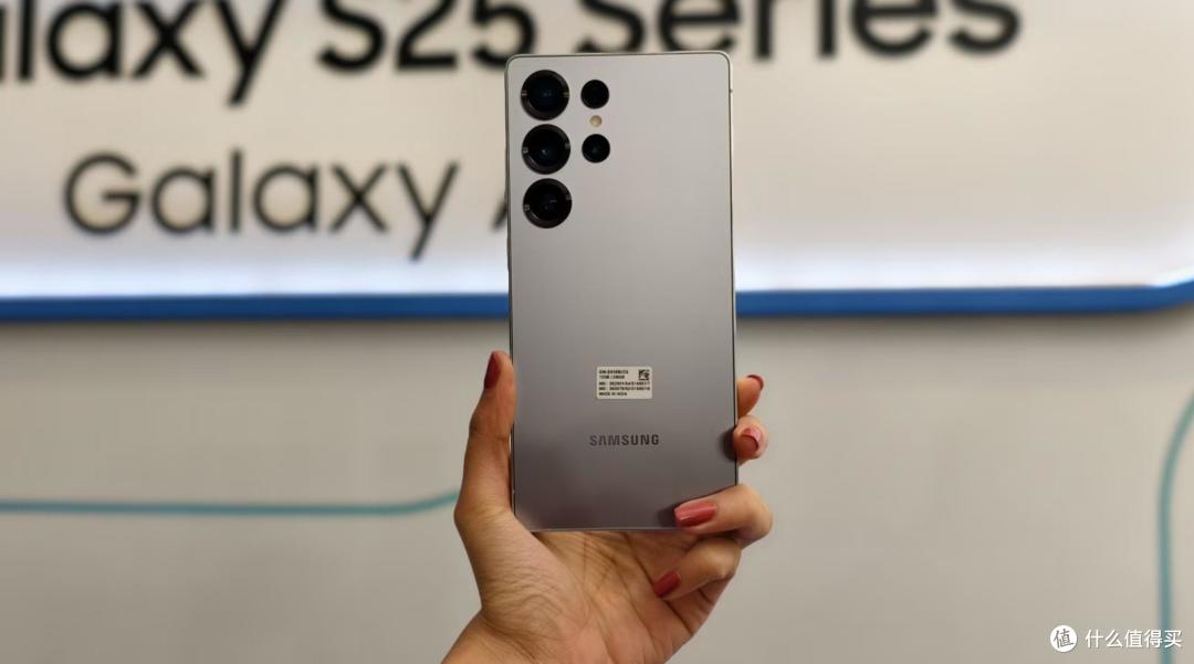 iPhone17Pro Max厚度翻车？三星S26 Ultra真机曝光：轻薄优势拉满