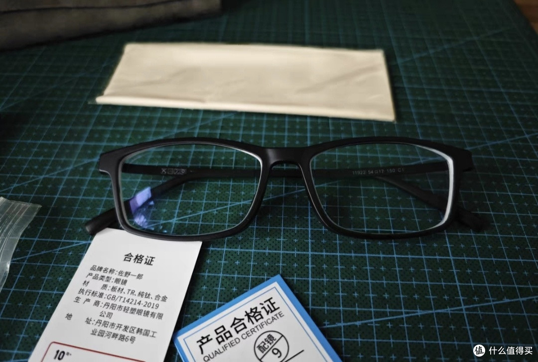 纯钛眼镜：大脸男士的贴心选择