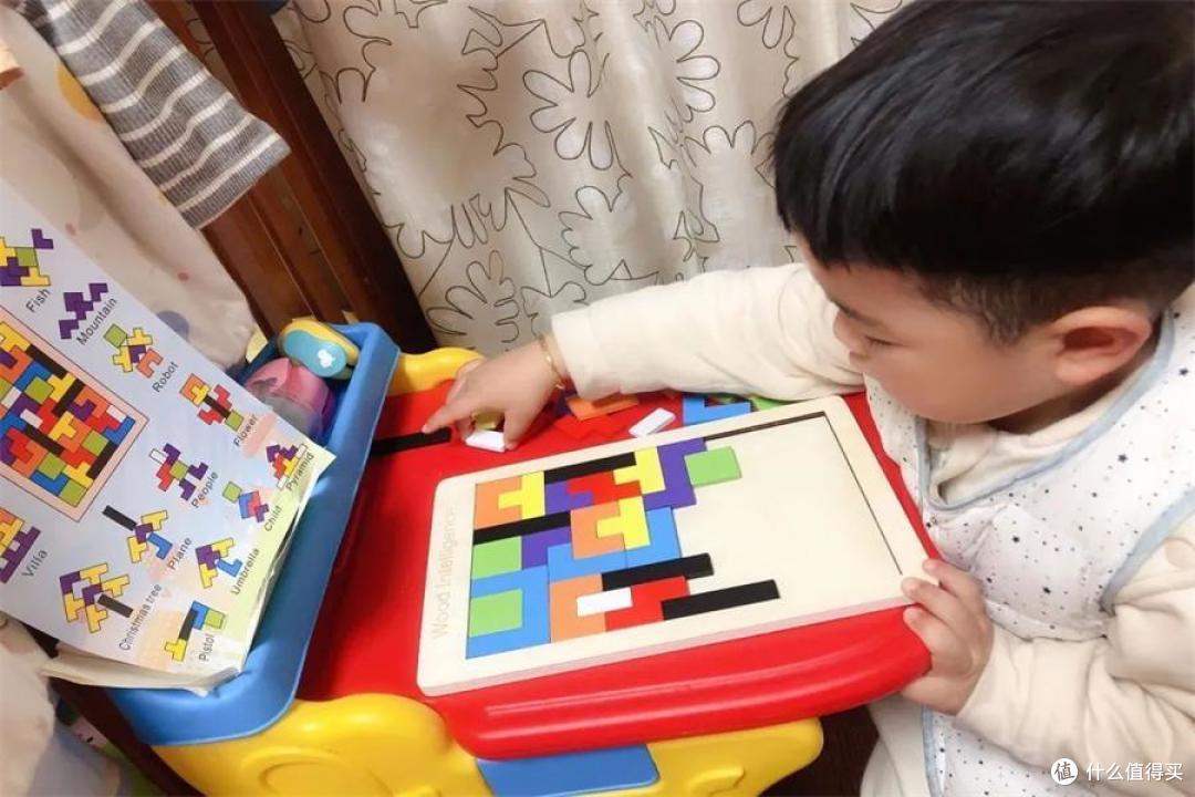 宝宝总是扔东西是在大脑在发育,父母别忙着训斥,试试这些小妙招