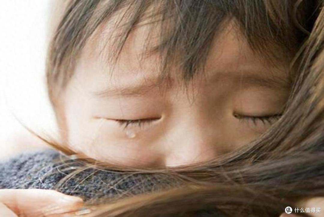 宝宝总是扔东西是在大脑在发育,父母别忙着训斥,试试这些小妙招