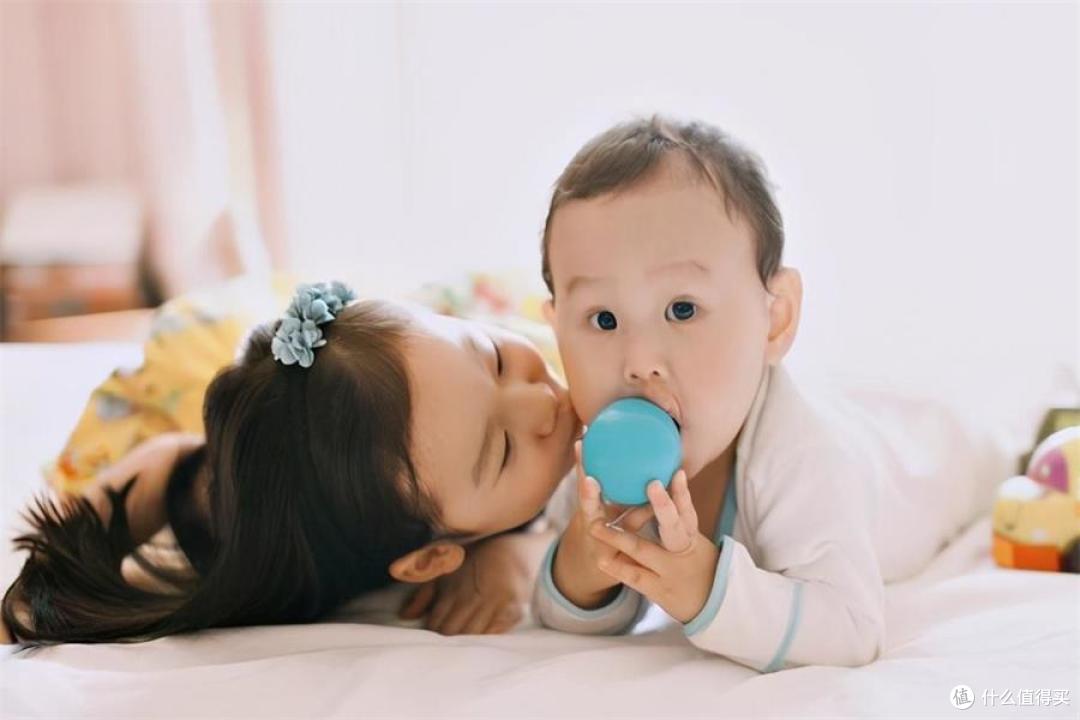 宝宝总是扔东西是在大脑在发育,父母别忙着训斥,试试这些小妙招