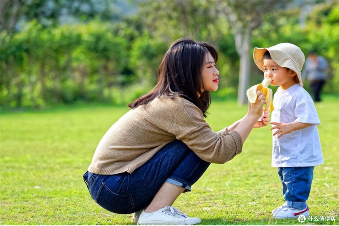 宝宝总是扔东西是在大脑在发育,父母别忙着训斥,试试这些小妙招