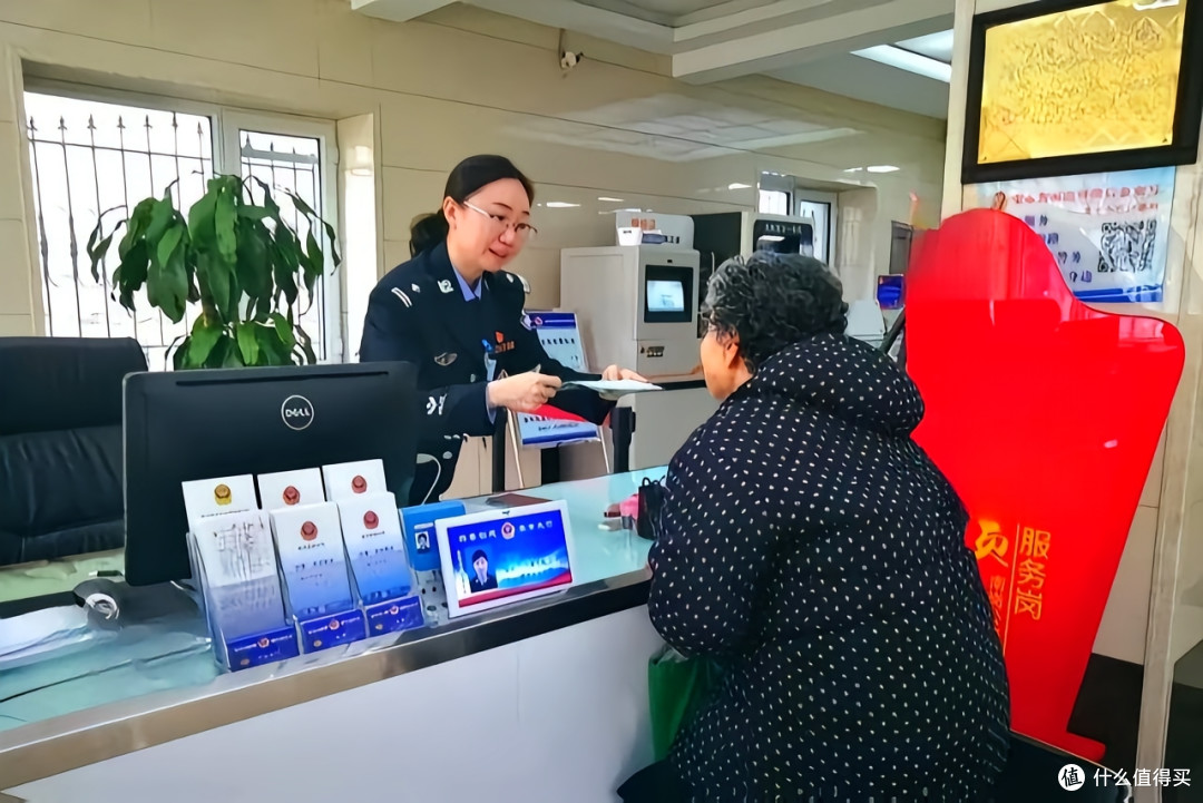 第二代居民身份证换证高峰：便民举措助力平稳过渡