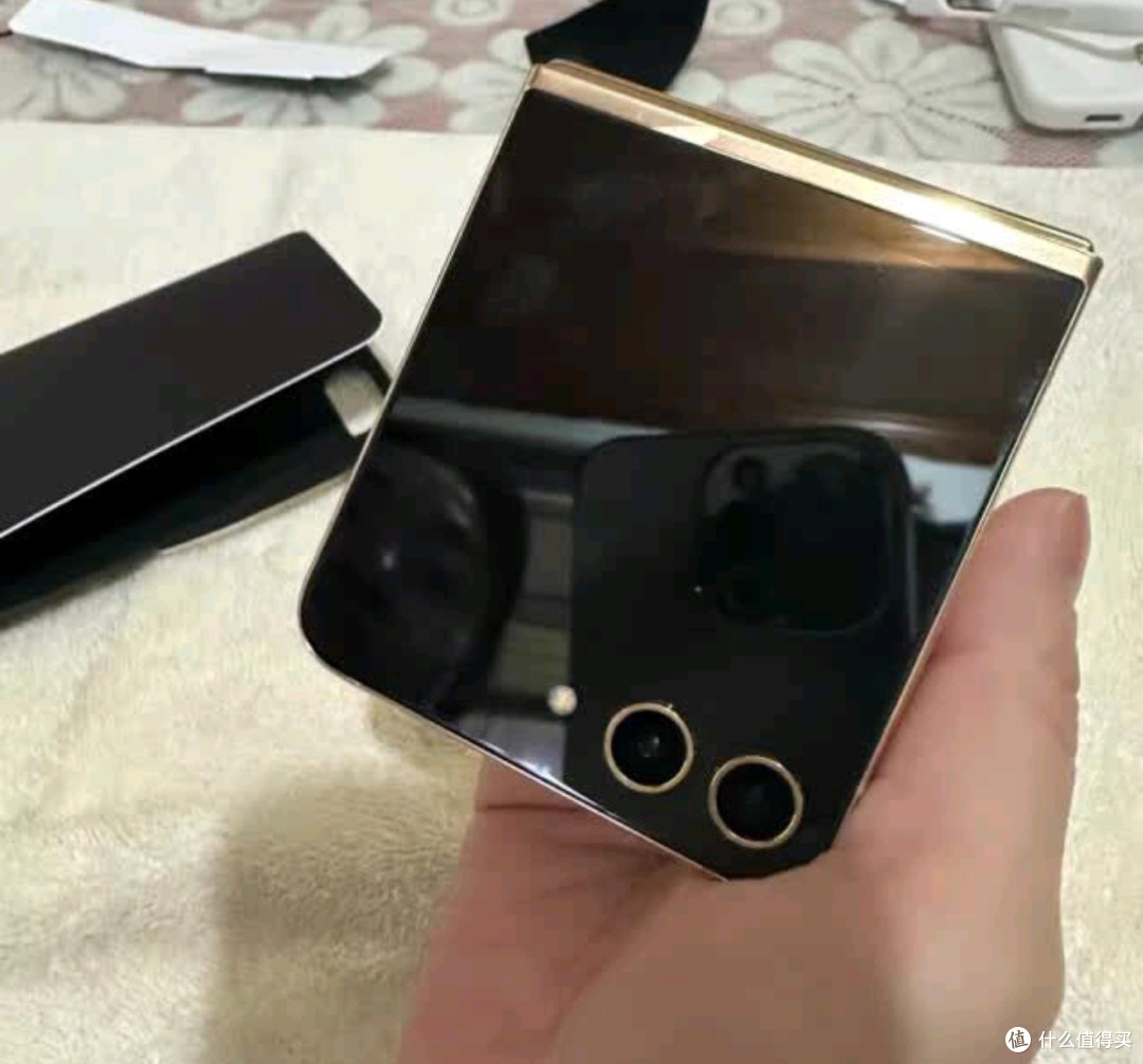 三星Samsung心系天下W24 Flip：折叠屏中的典雅瑰宝